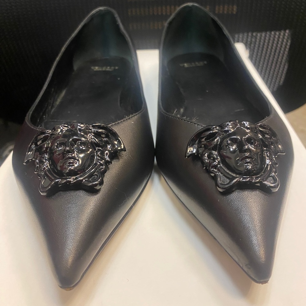 Versace Medusa Pointed Flat 39
